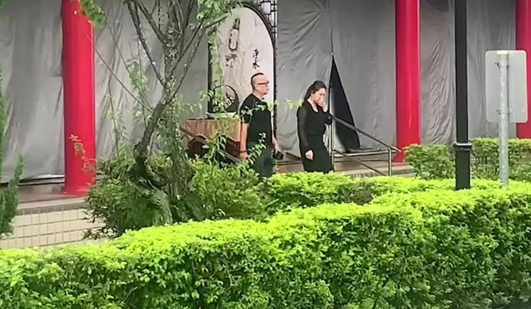 前新北市議員李婉鈺到場祭拜，邊哭著走出會場。江孟謙攝
