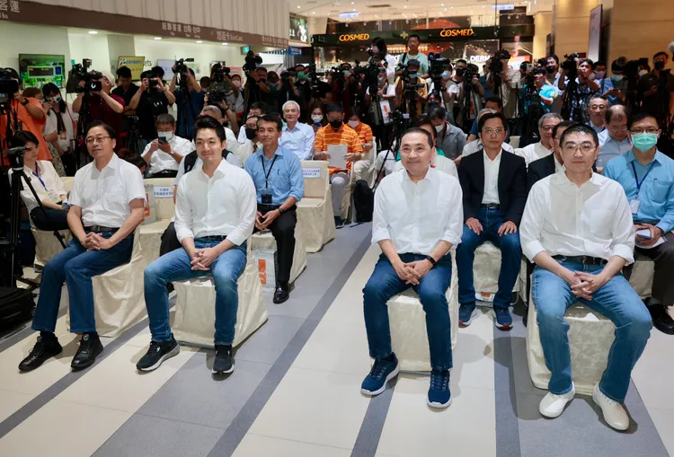 侯友宜（前右2）強調，會全力以赴將不足的地方做好。彭欣偉攝