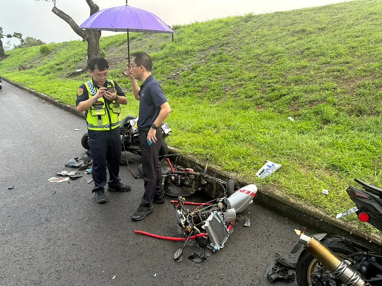 4部機車撞成一團，造成2死3傷。翻攝畫面