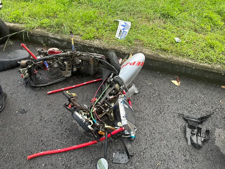 4部機車撞成一團，造成2死3傷。翻攝畫面