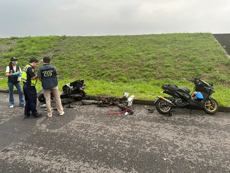 4部機車撞成一團，造成2死3傷。翻攝畫面