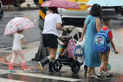 10縣市高溫亮燈！東南部吹焚風　午後雷雨炸端午連假