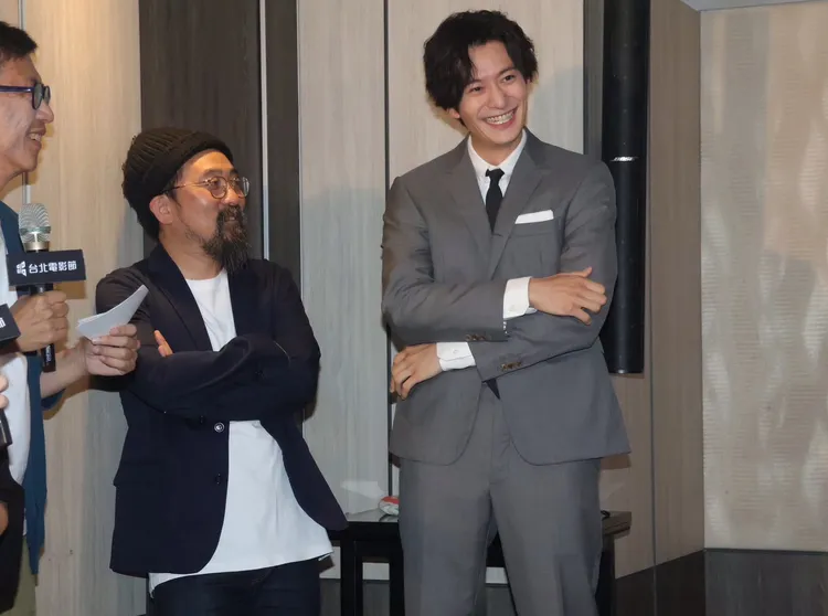 岡田將生（右）在台下等待拍照，笑得合不攏嘴。彭欣偉攝