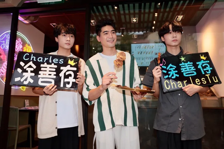 涂善存（中）和熱情粉絲合影。彭欣偉攝