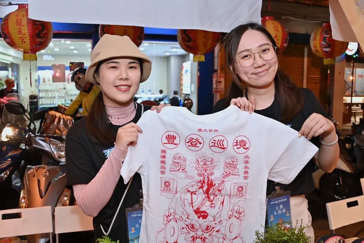 神龍鬧鎮活動規劃有「百草廟市」及夜間光雕舞龍繞境等。政院提供