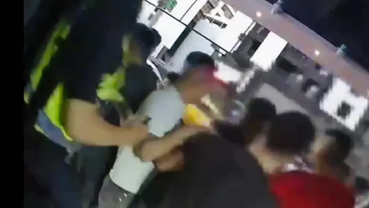 警方至酒吧臨檢正巧碰上酒客大打出手。讀者提供