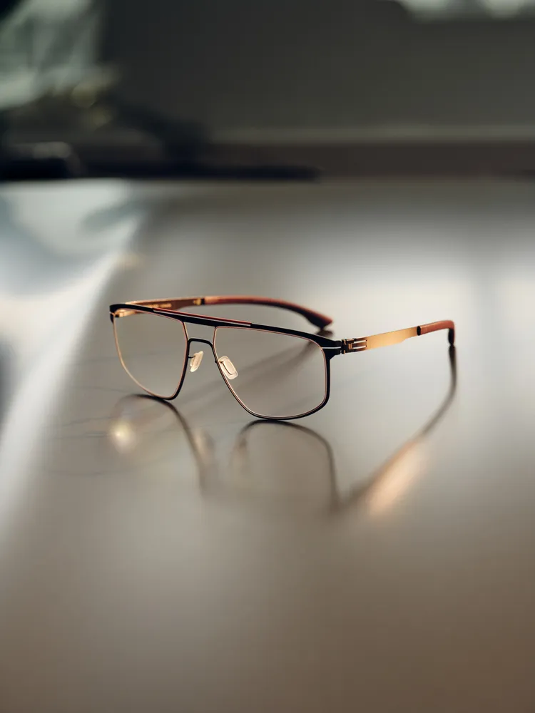 ic!berlin x Mercedes-Benz AMG 08墨鏡，2萬2800元。品牌提供