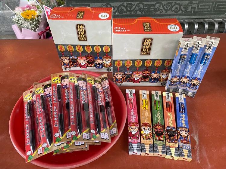 利百代獨家推出「神明保庇鉛筆」與「及第電腦答卷自動鉛筆」，並舉辦限量幸運文昌筆抽獎活動。