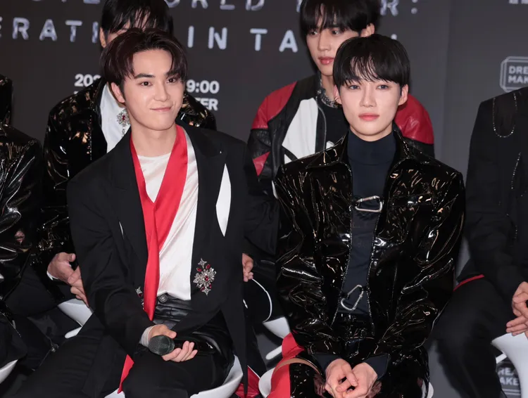 周鶴年（前排左）選擇NEW為寫真集拍得最好成員。彭欣偉攝