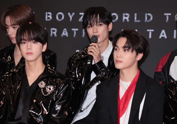 柱延（右二）秀中文打招呼。彭欣偉攝