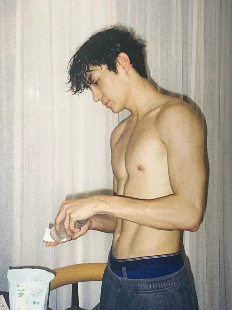 賢在寫真集中大露胸肌。翻攝naver