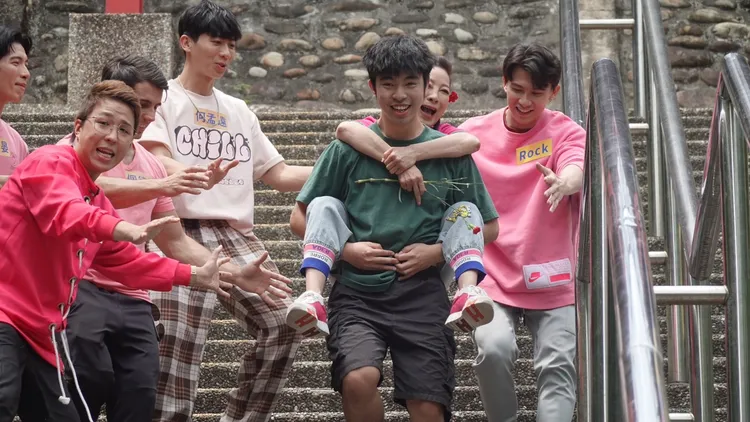 男同學（前）深情款款的揹楊繡惠下樓梯。民視提供