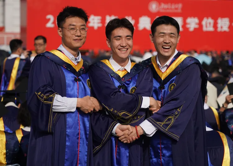 北京交通大學20日舉行畢業典禮。新華社