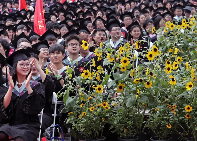 上海華東師範大學20日舉行畢業典禮。新華社