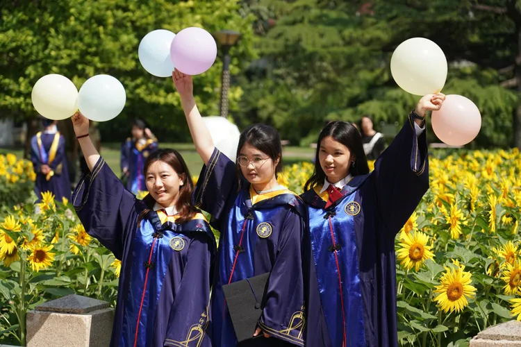 北京交通大學20日舉行畢業典禮。新華社