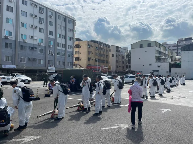 衛生局強力動員噴藥化學防治。衛生局提供