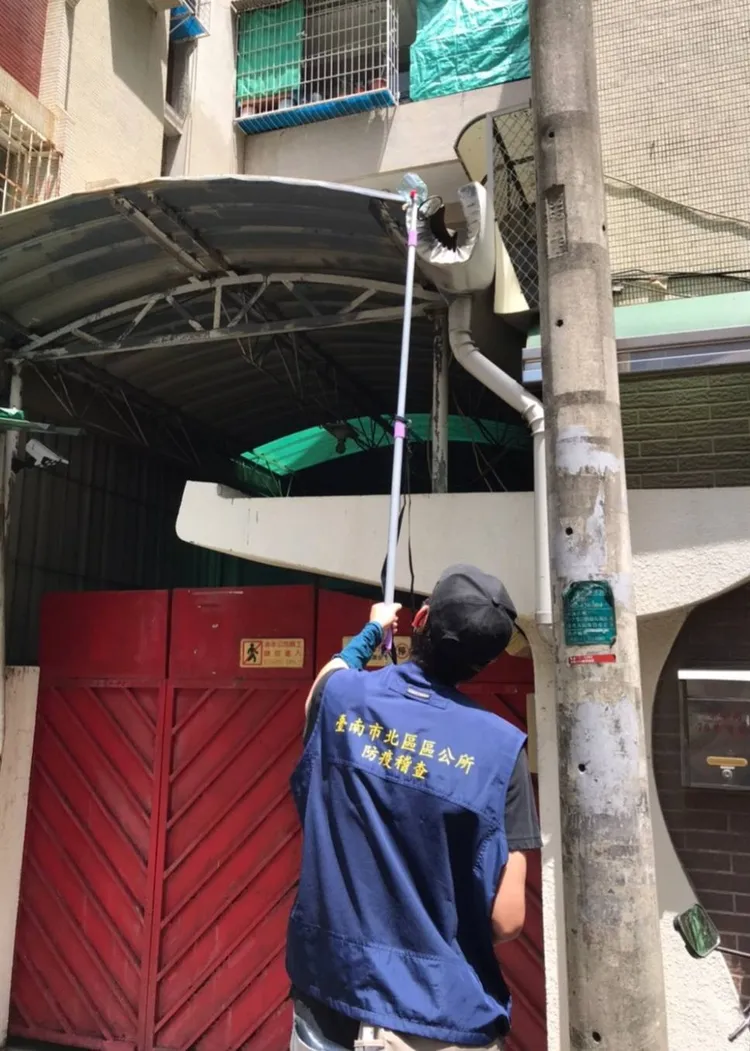 北區公所自製「天溝棒」投藥防疫，造價不到500元，省錢又省力。公所提供