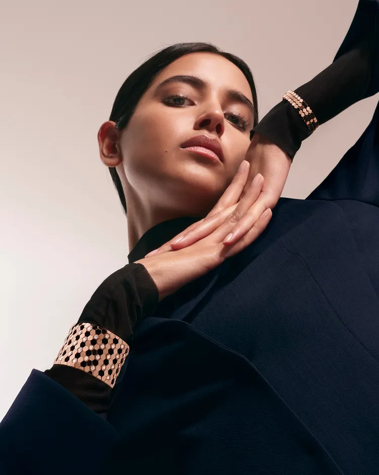 全新的CHAUMET Bee My Love系列作品，以玫瑰金材質及寬版設計，在強化個性感之餘，更凸顯出品牌的高超工藝。品牌提供