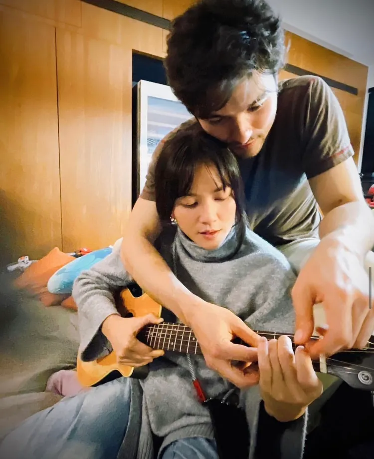 鳳小岳的太太表示的確收到很多訊息問「是你們嗎」？翻攝鳳小岳IG