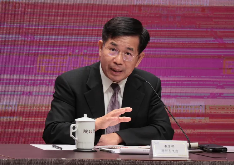 教育部長潘文忠記者會上說明補助方案。彭欣偉攝