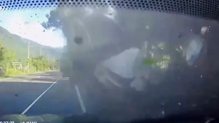 側翻飛起後連撞民宅花盆、警車，在空中翻轉落地。讀者提供