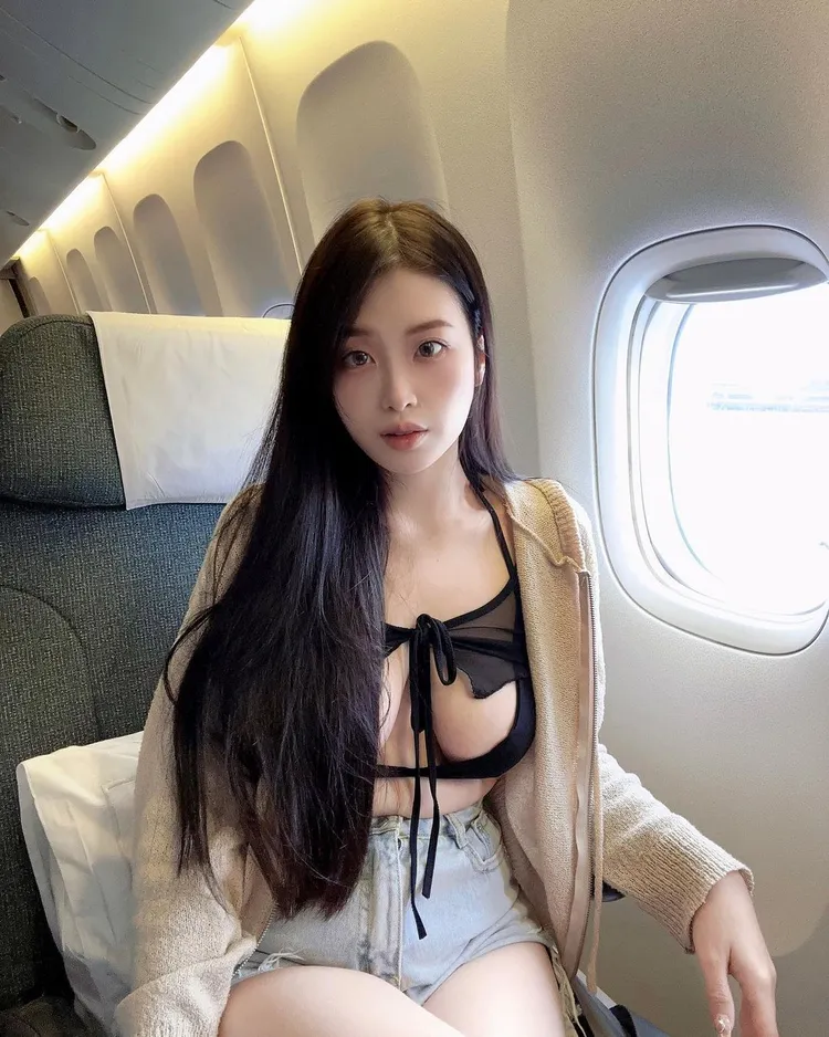G奶女神Yumi.k穿這樣上飛機，讓網友驚呆。翻攝自Yumi.k IG
