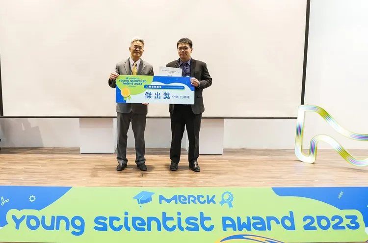 許哲銘(右)在默克年輕人科學競賽中獲得化學領域的首獎「傑出獎」。中山大學提供