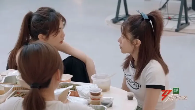 Ella（左）語重心長開導徐懷鈺。翻攝《乘風2023》