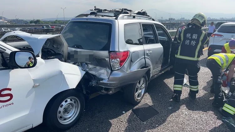 四車追撞疑似未保持安全車距。翻攝畫面