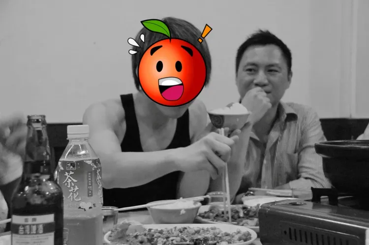 一名清大碩士發文指控王丹性騷，並貼出過去與王丹聚會合照。翻攝自當事人臉書