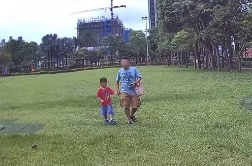 爸爸不見了！6歲女童哭著找警察叔叔　她一回頭就笑了