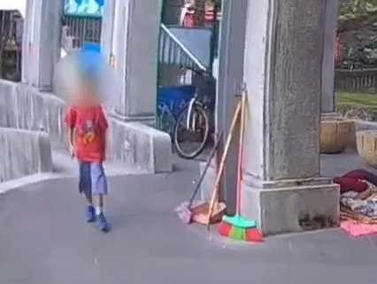 女童跑向警員救援。桃園警分局提供