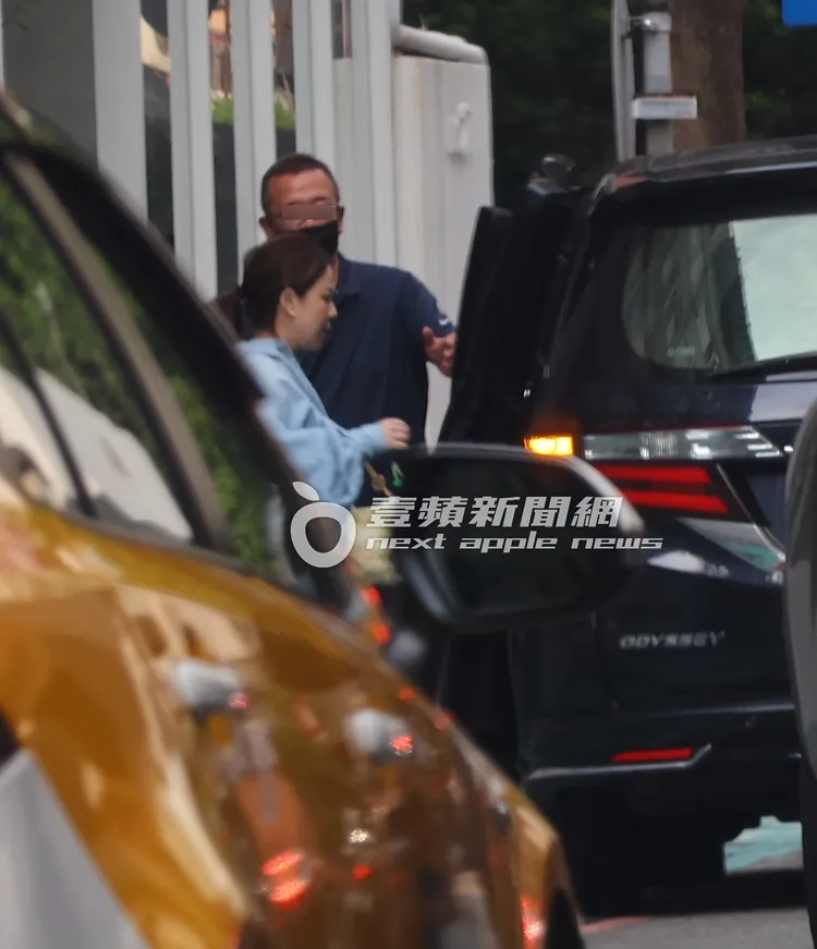 過沒一會兒，司機開車來接走楊秀蓉。特勤中心攝