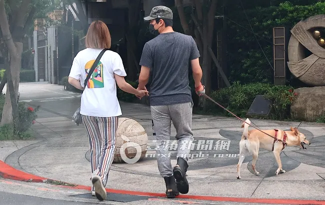 不到10分鐘，孫協志（右）緊牽夏宇童的手，遛完狗準備回家。特勤中心攝