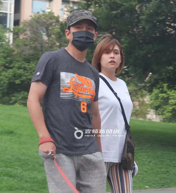 孫協志（左）與夏宇童，小倆口一同遛狗。特勤中心攝