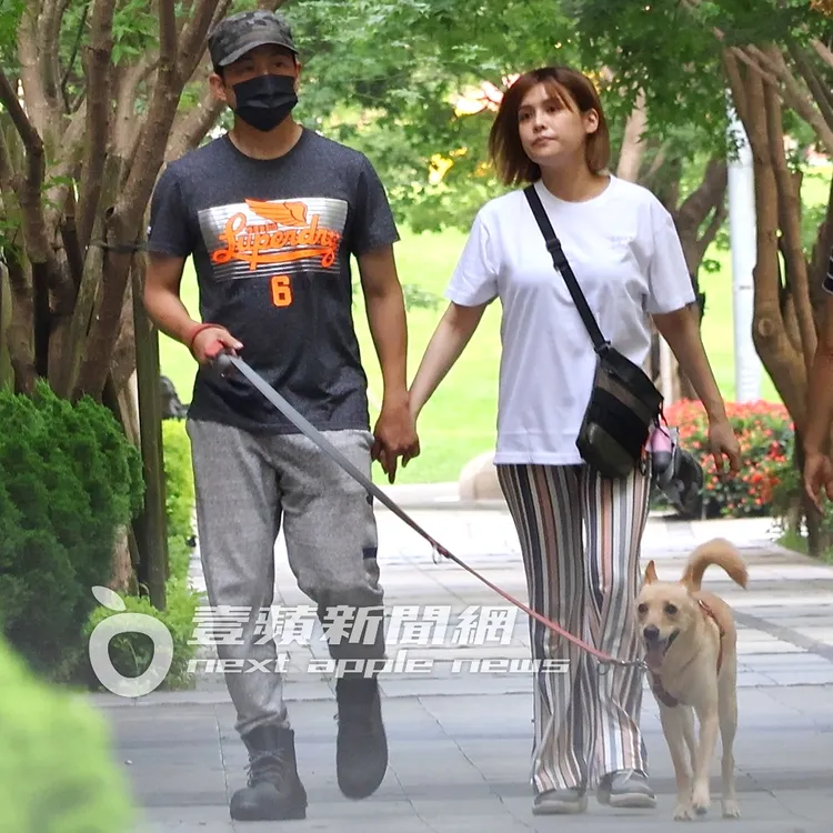 孫協志（左）主動大方牽起夏宇童的手遛狗，粉紅泡泡不斷冒出。特勤中心攝