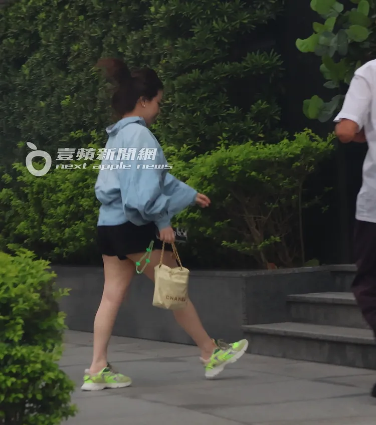 楊秀蓉當天提著香奈兒手提袋。特勤中心攝