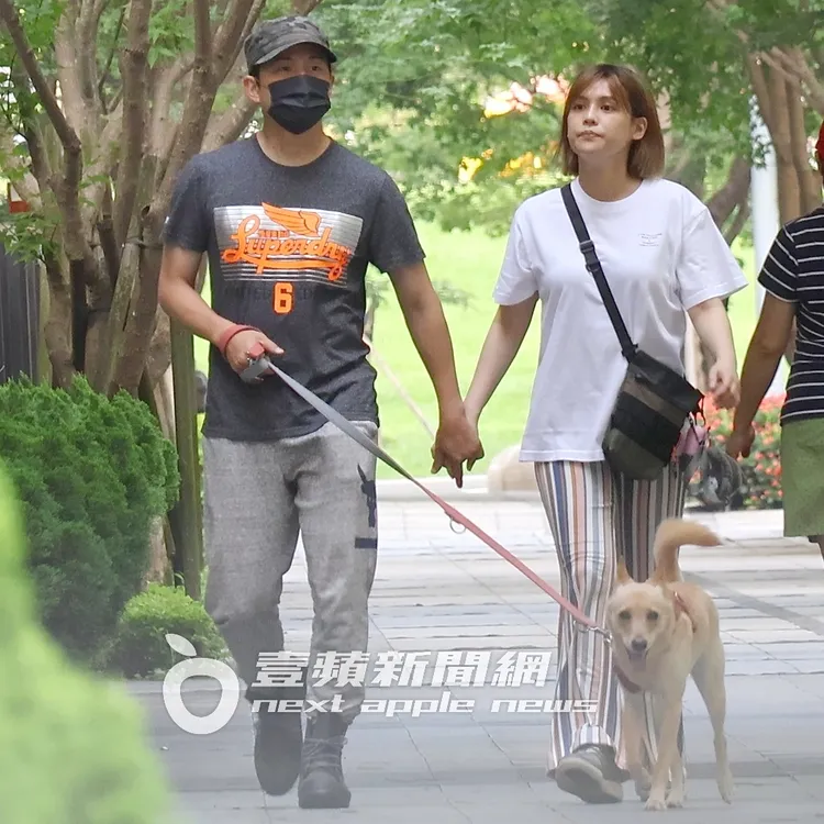「童協CP」牽手遛狗已成日常。特勤中心攝