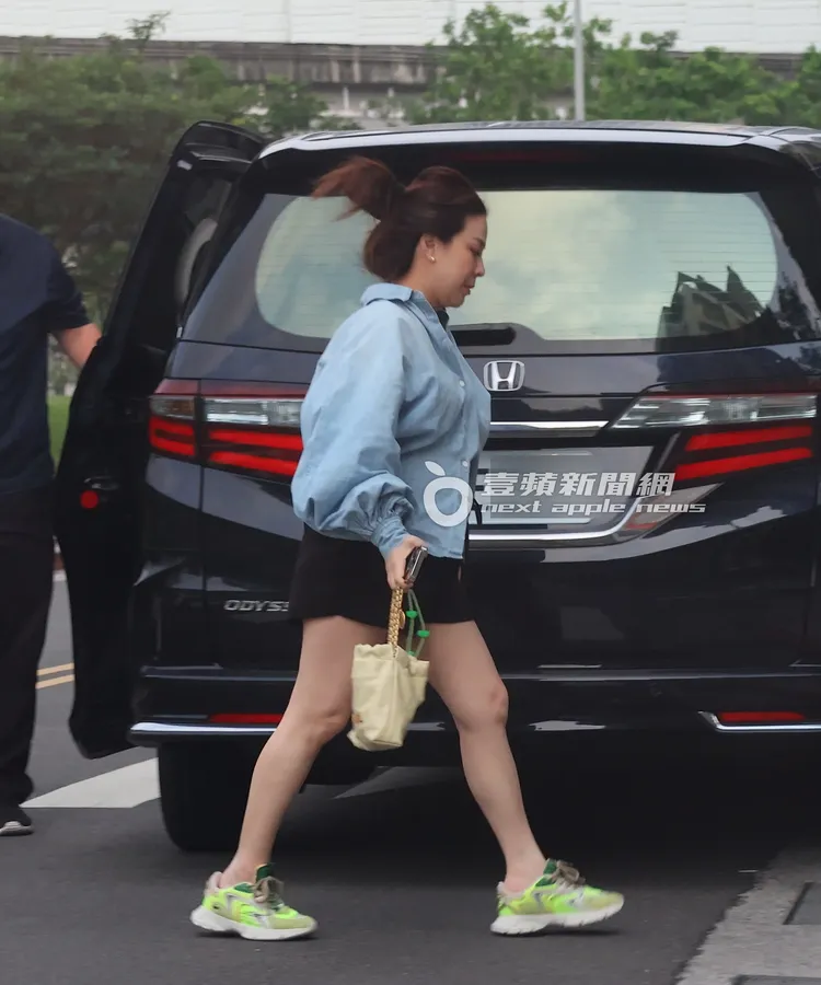 楊秀蓉下車後，快步往家門走去。特勤中心攝