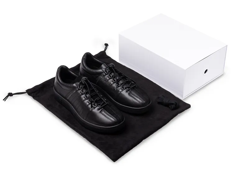 K-SWISS與Engineered Garments推出黑白雙色的輕奢復古鞋履Classic GT。業者提供