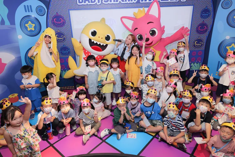 「孩子王」鬼鬼跟眾多小孩開心互動。INCEPTION 啟藝提供