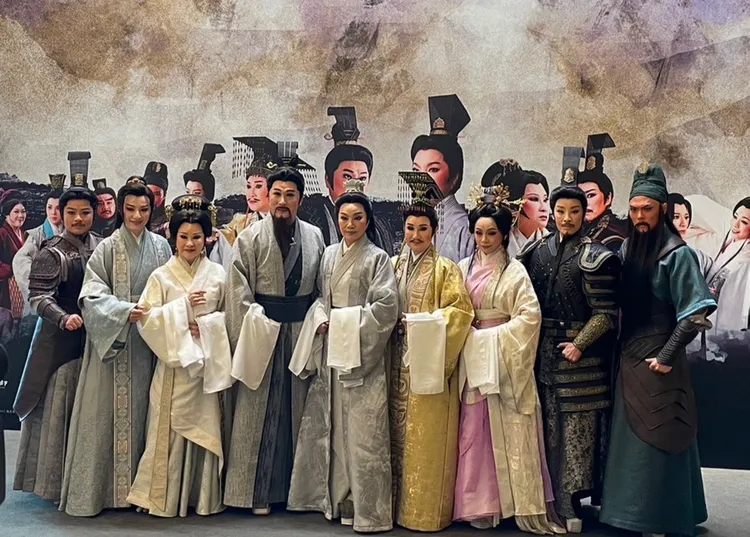 鄒慈愛（右二）接替李文勳。唐美雲歌仔戲團提供