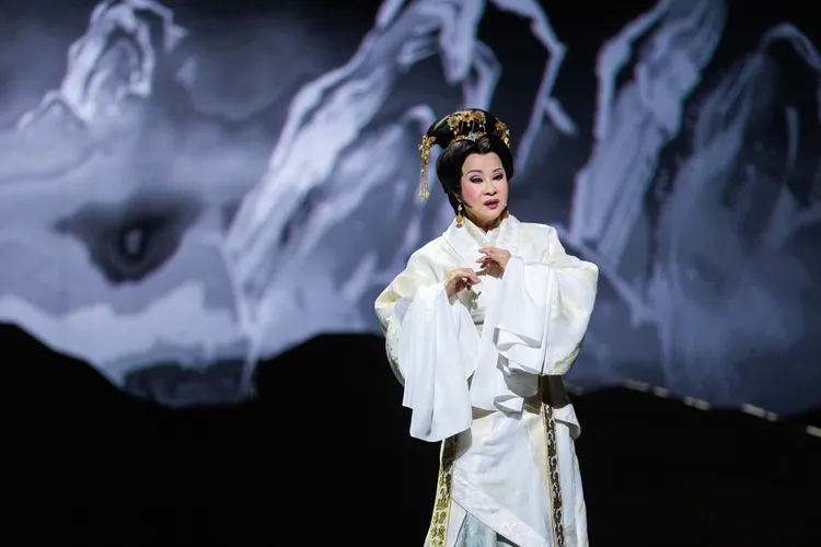 許秀年飾黃夫人。唐美雲歌仔戲團提供