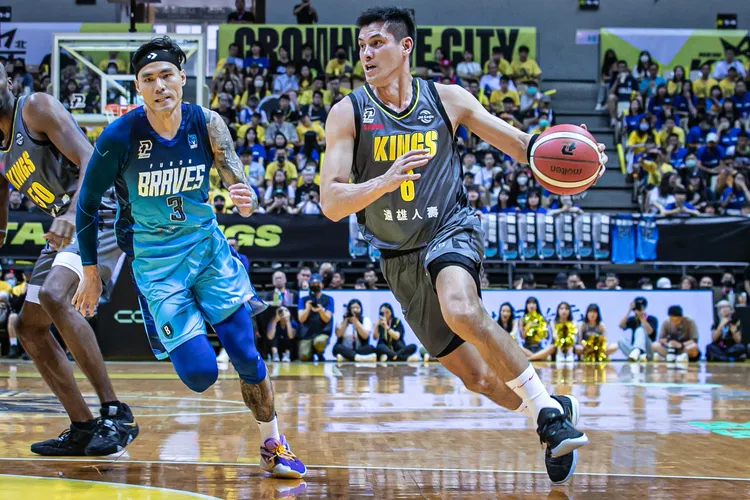 楊敬敏(右)攻得24分。PLG