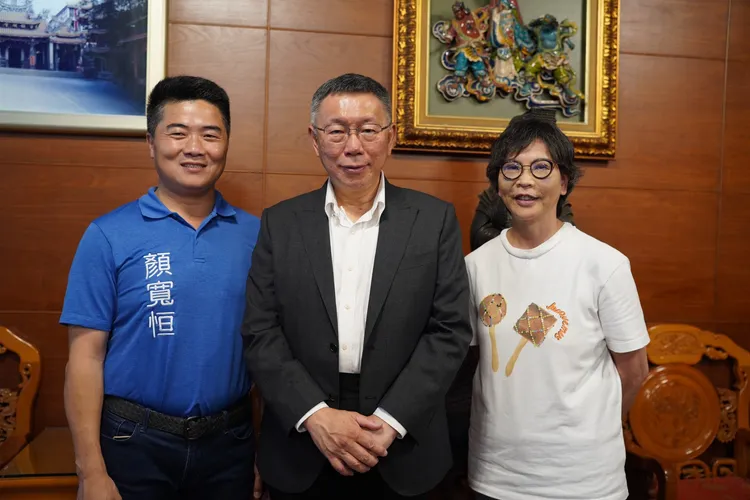 顏寬恒及蔡壁如現身陪同柯文哲。民眾黨提供