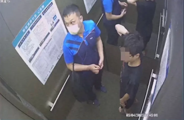 夏姓地政士助理(左)與賴姓高中生，從10樓住處前往戶政所登記結婚。資料照片