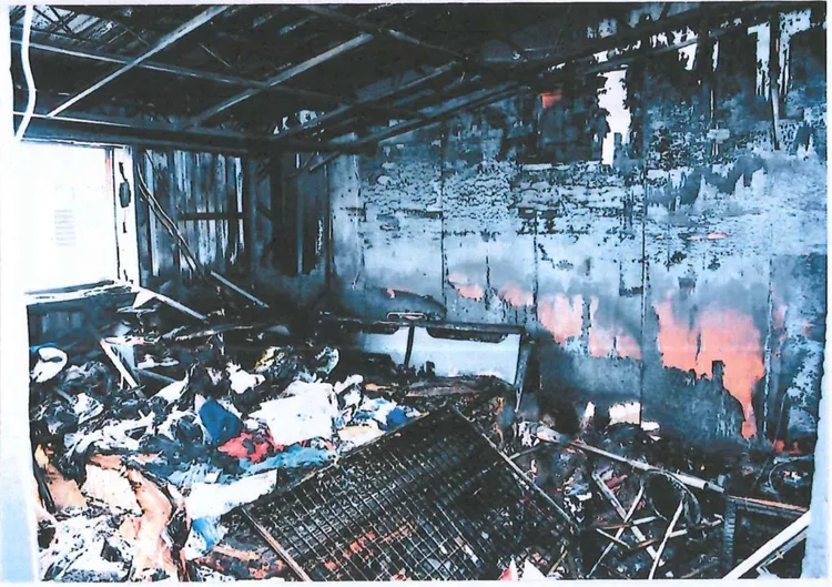 現場房間被燒得面目全非。翻攝畫面