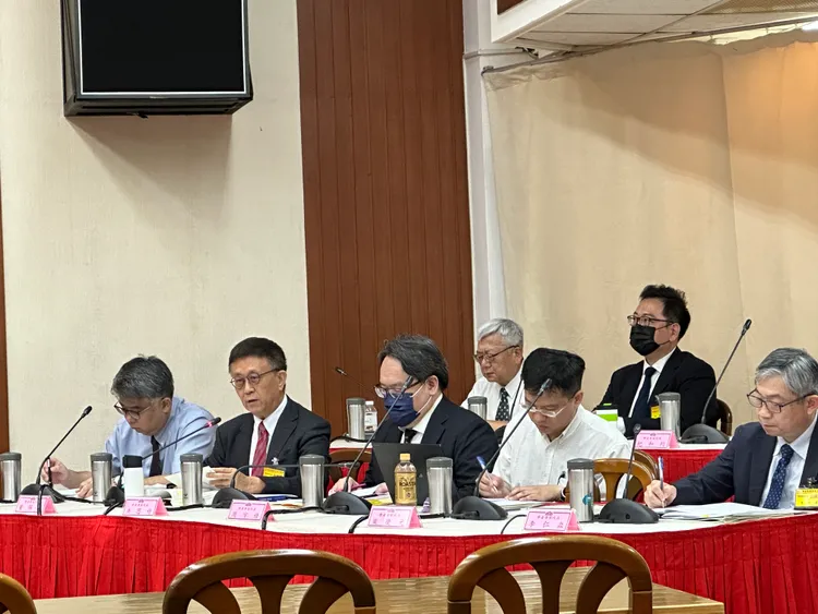 多位不同政黨推薦的法界專家提供不同意見給立法院審查會做參考。潘袁詩羽攝