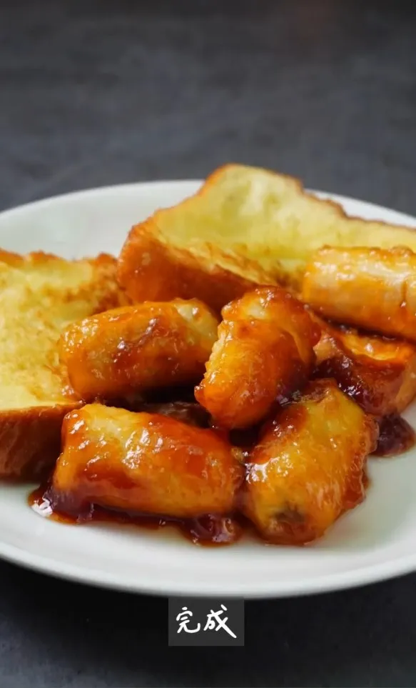 法式吐司材料2～3人份:
雞蛋2顆、牛奶120毫升、蜂蜜2大匙、吐司4～6片、奶油10克、焦糖、香蕉3根、糖4大匙、水2大匙、奶油10～20克。IG @woodywoody315 提供