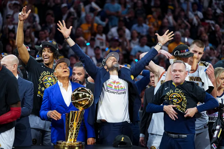 老克倫克的兒子喬許（張開雙臂者），野餐與經營。美聯社